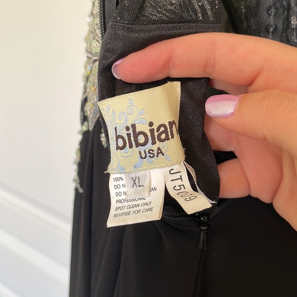 Gorgeous floor length black prom dress with beading detail and side split - Picture 7 of 8